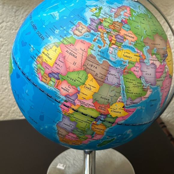 Illuminated Globe with Constellations - Picture 5 of 11